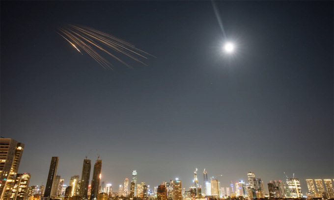 Tên lửa Iran trên bầu trời Israel ngày 5/3. Ảnh: AP