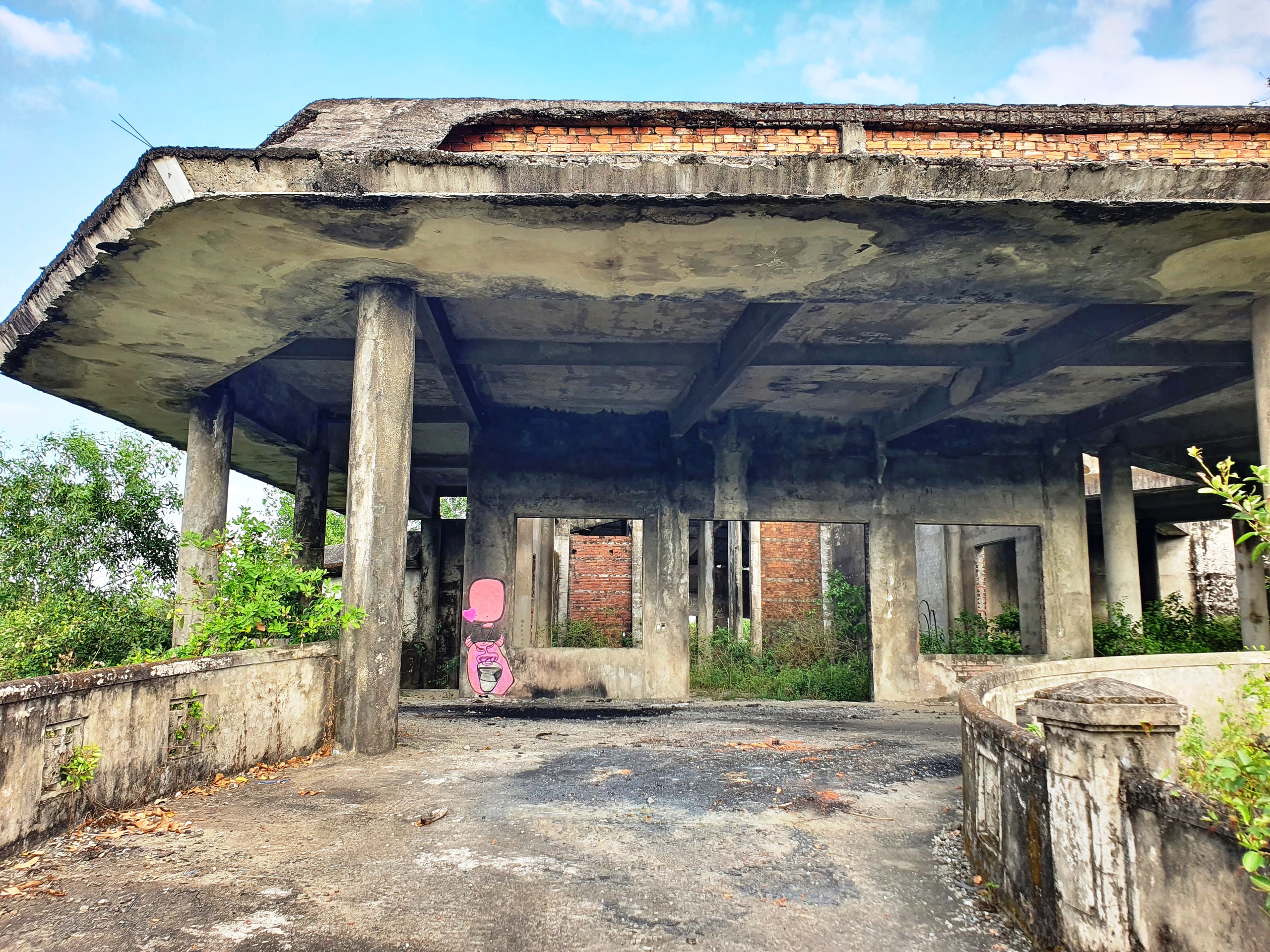 Đà Nẵng: Cận cảnh nhà hỏa táng 'ma' 13 tỉ đồng bỏ hoang hơn 2 thập kỷ- Ảnh 3. Đà Nẵng: Cận cảnh nhà hỏa táng 'ma' 13 tỉ đồng bỏ hoang hơn 2 thập kỷ- Ảnh 3.