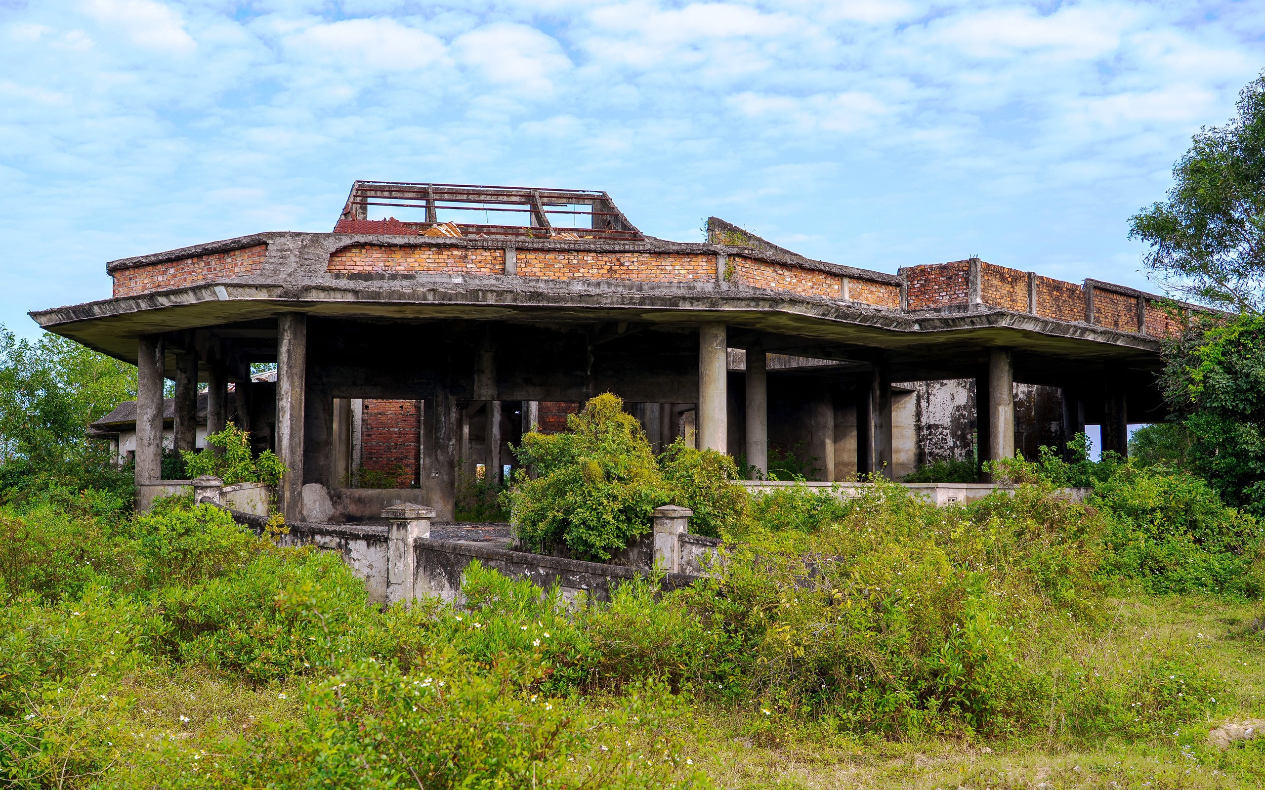 Đà Nẵng: Cận cảnh nhà hỏa táng 'ma' 13 tỉ đồng bỏ hoang hơn 2 thập kỷ- Ảnh 4. Đà Nẵng: Cận cảnh nhà hỏa táng 'ma' 13 tỉ đồng bỏ hoang hơn 2 thập kỷ- Ảnh 4.