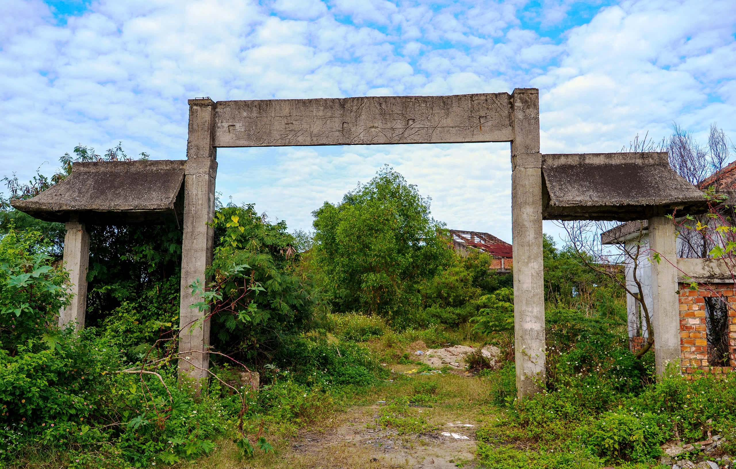 Đà Nẵng: Cận cảnh nhà hỏa táng 'ma' 13 tỉ đồng bỏ hoang hơn 2 thập kỷ- Ảnh 5. Đà Nẵng: Cận cảnh nhà hỏa táng 'ma' 13 tỉ đồng bỏ hoang hơn 2 thập kỷ- Ảnh 5.