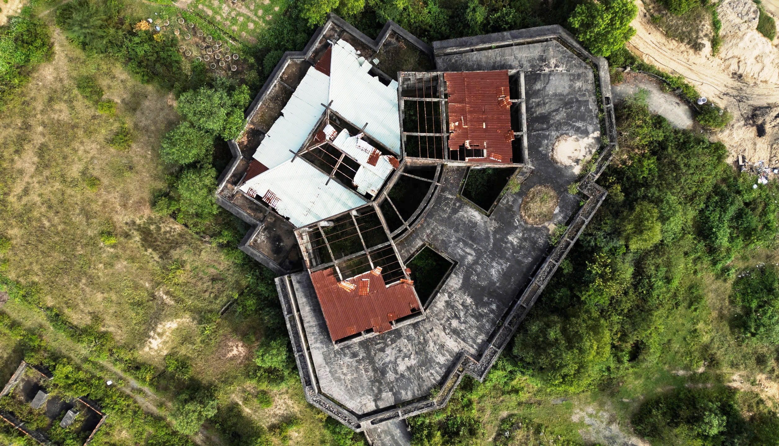 Đà Nẵng: Cận cảnh nhà hỏa táng 'ma' 13 tỉ đồng bỏ hoang hơn 2 thập kỷ- Ảnh 7. Đà Nẵng: Cận cảnh nhà hỏa táng 'ma' 13 tỉ đồng bỏ hoang hơn 2 thập kỷ- Ảnh 7.