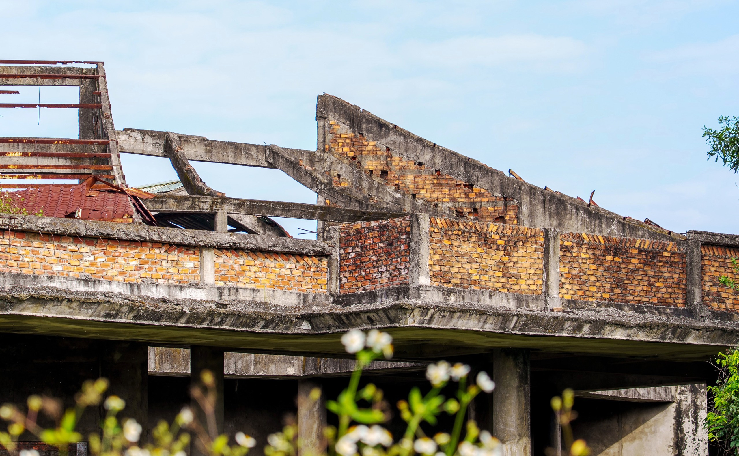 Đà Nẵng: Cận cảnh nhà hỏa táng 'ma' 13 tỉ đồng bỏ hoang hơn 2 thập kỷ- Ảnh 8. Đà Nẵng: Cận cảnh nhà hỏa táng 'ma' 13 tỉ đồng bỏ hoang hơn 2 thập kỷ- Ảnh 8.