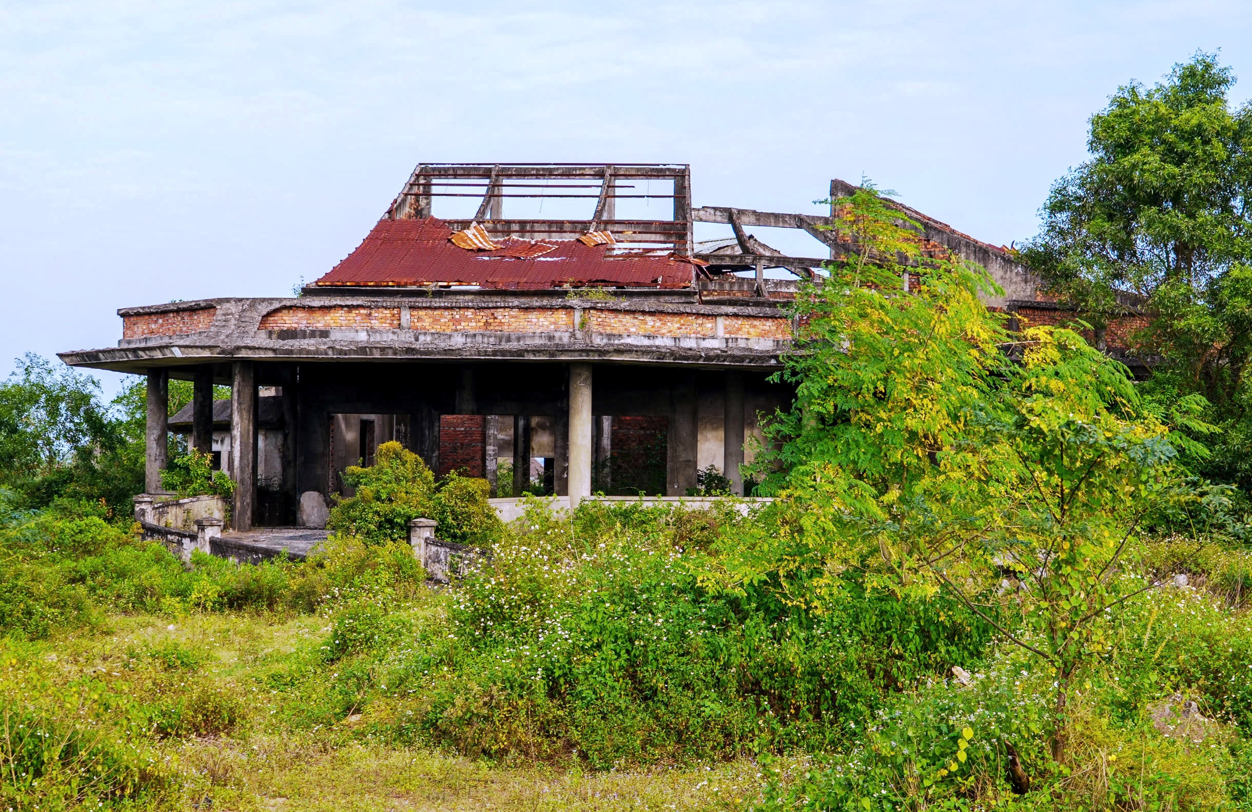 Đà Nẵng: Cận cảnh nhà hỏa táng 'ma' 13 tỉ đồng bỏ hoang hơn 2 thập kỷ- Ảnh 10. Đà Nẵng: Cận cảnh nhà hỏa táng 'ma' 13 tỉ đồng bỏ hoang hơn 2 thập kỷ- Ảnh 10.