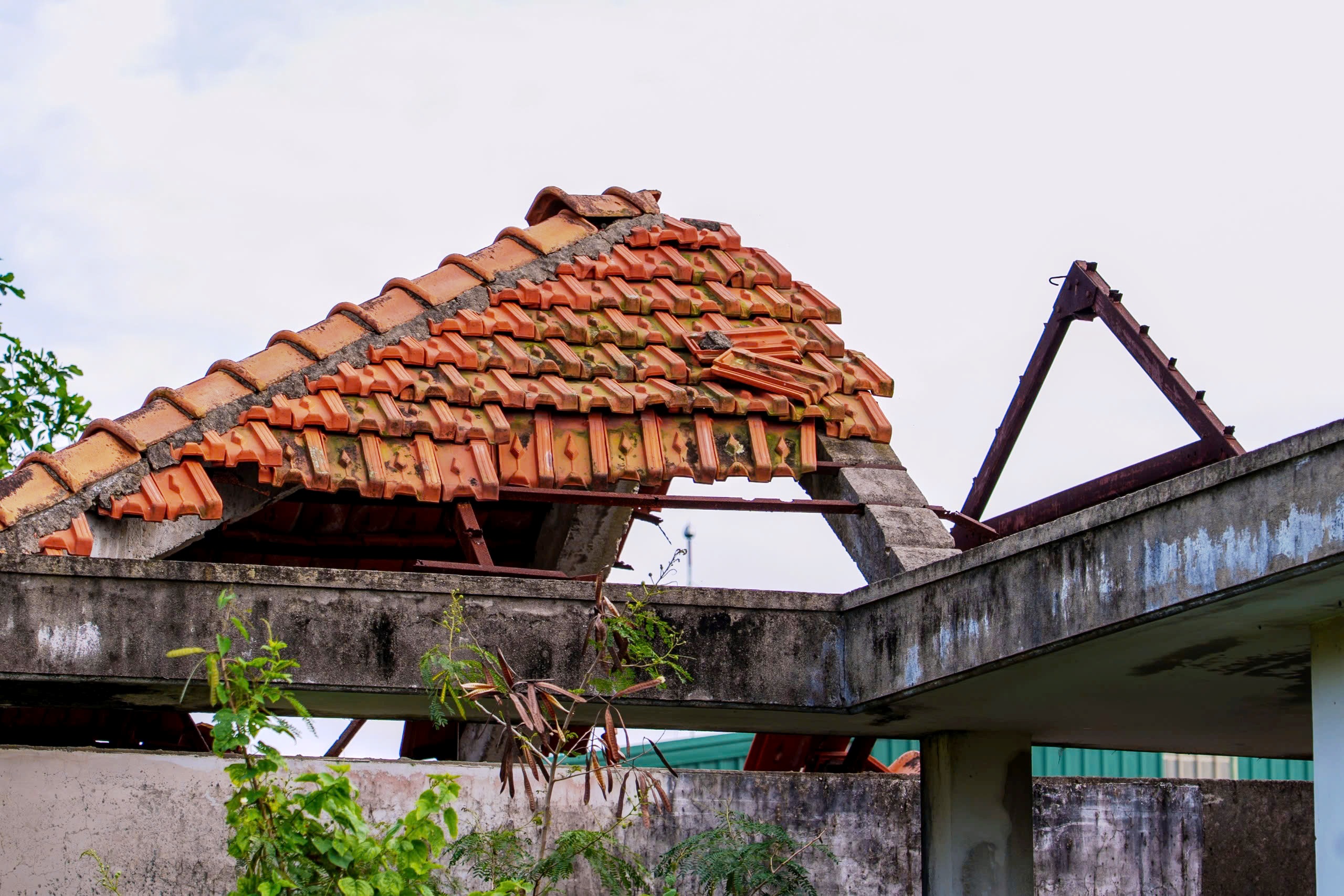 Đà Nẵng: Cận cảnh nhà hỏa táng 'ma' 13 tỉ đồng bỏ hoang hơn 2 thập kỷ- Ảnh 12. Đà Nẵng: Cận cảnh nhà hỏa táng 'ma' 13 tỉ đồng bỏ hoang hơn 2 thập kỷ- Ảnh 12.