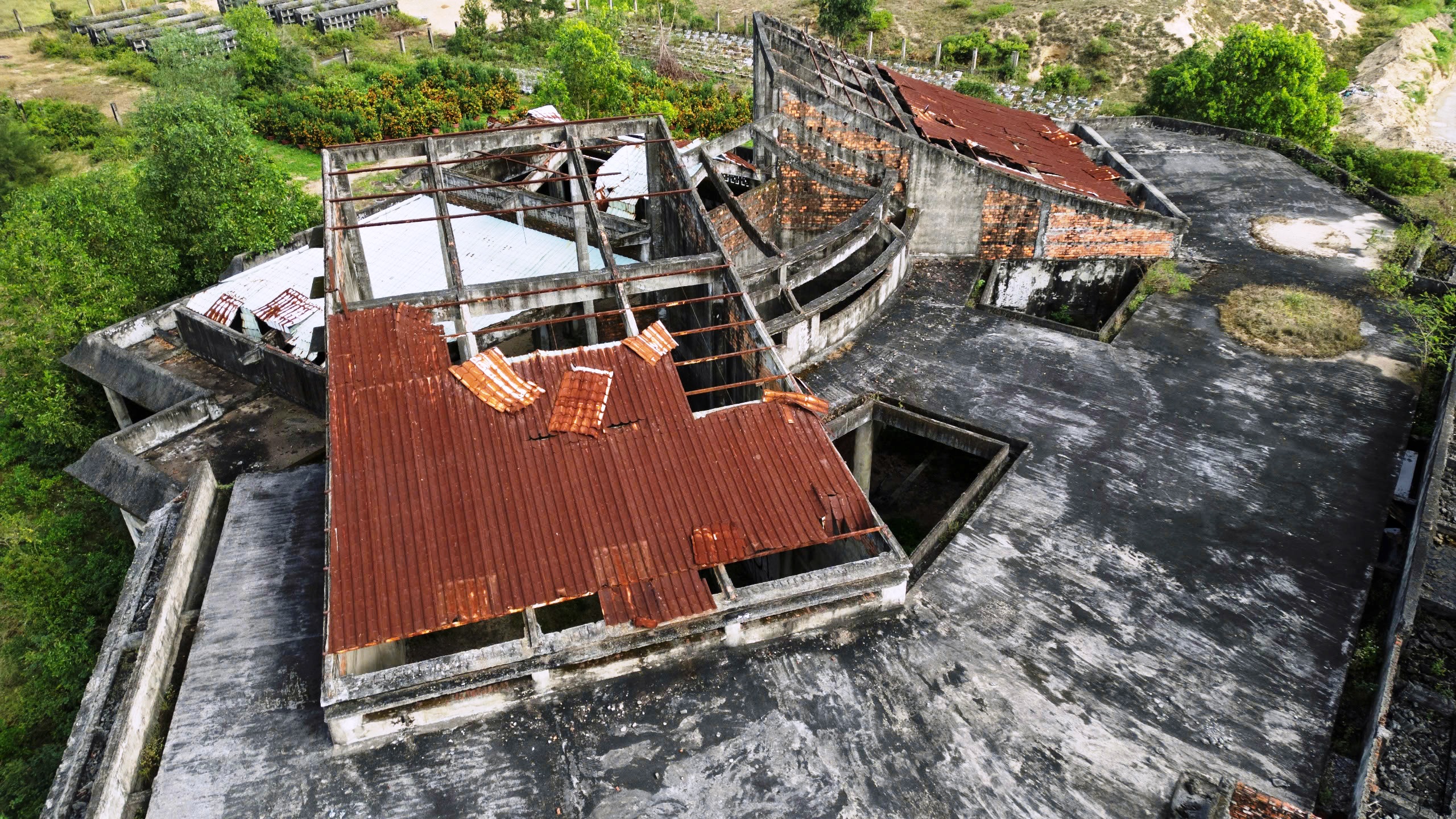 Đà Nẵng: Cận cảnh nhà hỏa táng 'ma' 13 tỉ đồng bỏ hoang hơn 2 thập kỷ- Ảnh 13. Đà Nẵng: Cận cảnh nhà hỏa táng 'ma' 13 tỉ đồng bỏ hoang hơn 2 thập kỷ- Ảnh 13.