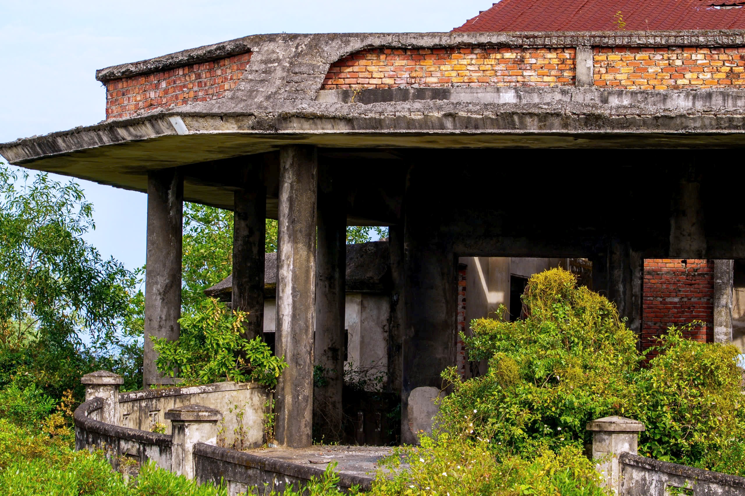 Đà Nẵng: Cận cảnh nhà hỏa táng 'ma' 13 tỉ đồng bỏ hoang hơn 2 thập kỷ- Ảnh 14. Đà Nẵng: Cận cảnh nhà hỏa táng 'ma' 13 tỉ đồng bỏ hoang hơn 2 thập kỷ- Ảnh 14.