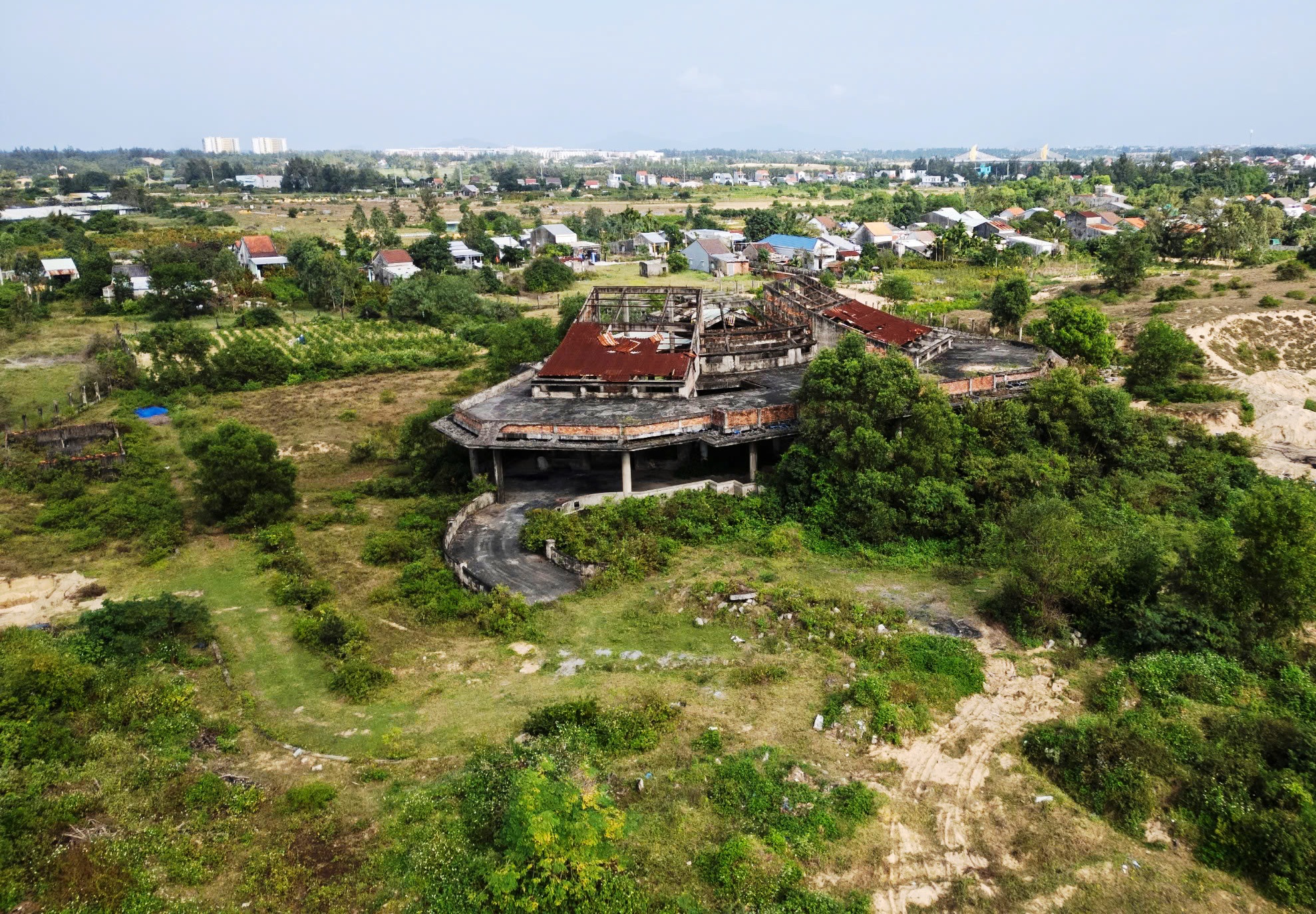 Đà Nẵng: Cận cảnh nhà hỏa táng 'ma' 13 tỉ đồng bỏ hoang hơn 2 thập kỷ- Ảnh 15. Đà Nẵng: Cận cảnh nhà hỏa táng 'ma' 13 tỉ đồng bỏ hoang hơn 2 thập kỷ- Ảnh 15.