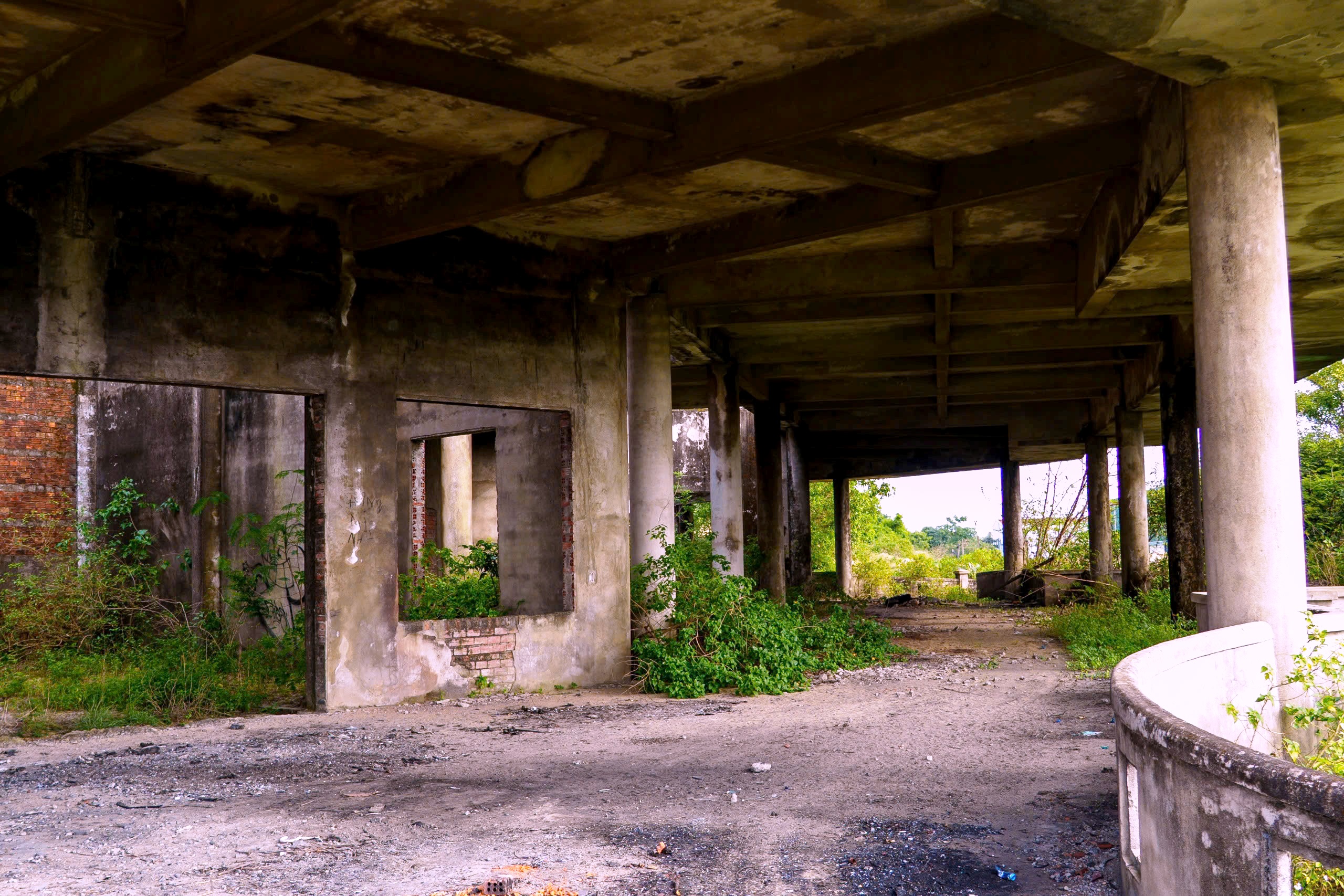 Đà Nẵng: Cận cảnh nhà hỏa táng 'ma' 13 tỉ đồng bỏ hoang hơn 2 thập kỷ- Ảnh 17. Đà Nẵng: Cận cảnh nhà hỏa táng 'ma' 13 tỉ đồng bỏ hoang hơn 2 thập kỷ- Ảnh 17.