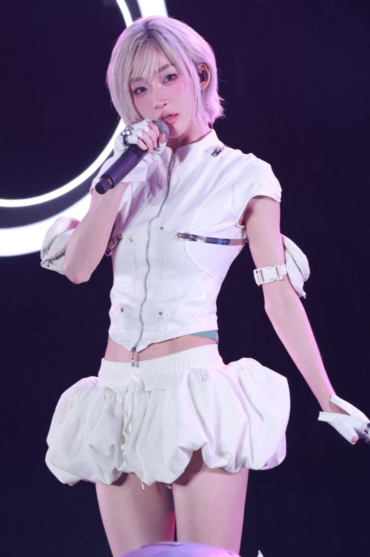 Juky San chăm mặc crop top khoe eo 57 cm 4 Bộ trang phục lấy cảm hứng từ hình ảnh chiến binh trong thế giới ảo, được cho là kén vóc dáng, nhưng lại phù hợp với hình thể 'mình hạc xương mai' của Juky San.