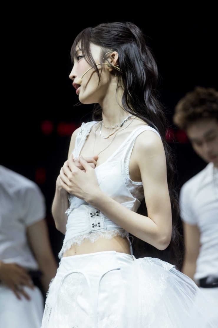 Juky San chăm mặc crop top khoe eo 57 cm 5 Dịp ra mắt album Đẫm tình, gồm 11 ca khúc do Juky San chấp bút, cô chọn áo tank top phối ren vạt chéo lên sân khấu.