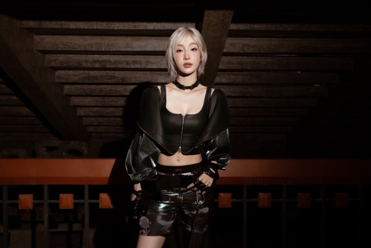 Juky San chăm mặc crop top khoe eo 57 cm 7 Theo Juky San, các ca khúc trong album Đẫm tình mang giai điệu huyền bí, ca từ giàu cảm xúc, nhờ đó cô có thêm nhiều ý tưởng khi lựa chọn trang phục biểu diễn.