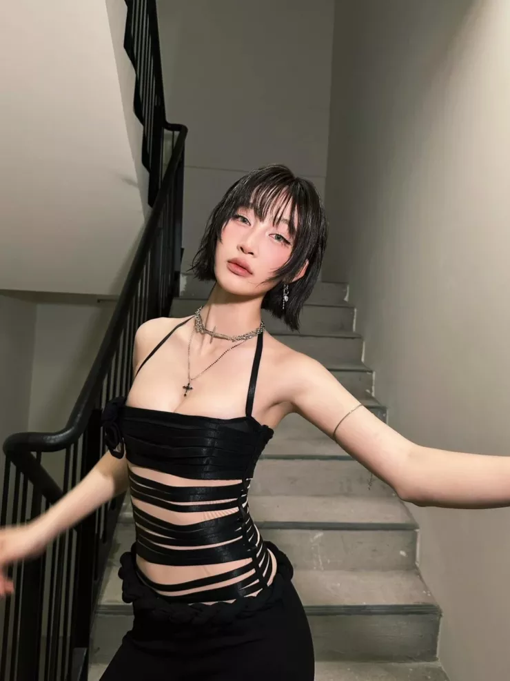 Juky San chăm mặc crop top khoe eo 57 cm 9 Váy áo xuyên thấu, tôn vòng một được ca sĩ lựa chọn như cách 'đổi gió' khi xuất hiện trên các sân khấu sôi động.