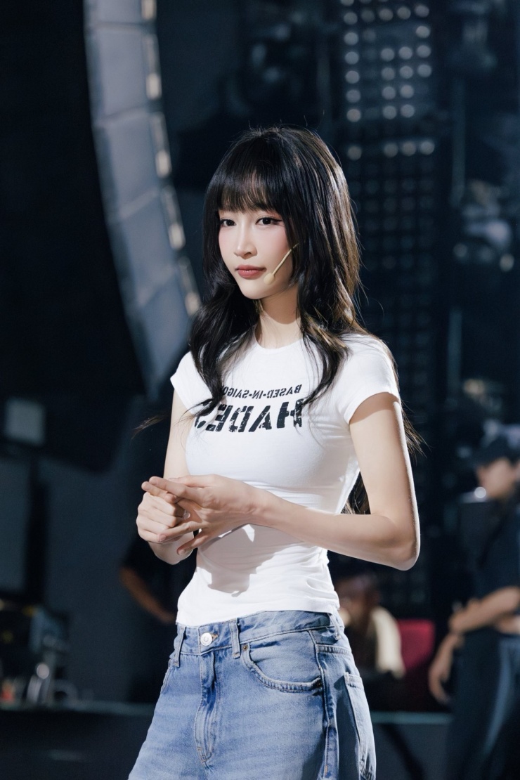 Juky San chăm mặc crop top khoe eo 57 cm 10 'Em xinh' Juky San xây dựng hình ảnh năng động với quần jean và áo thun, nhưng vẫn ưu tiên các thiết kế ôm sát để tôn vòng eo.