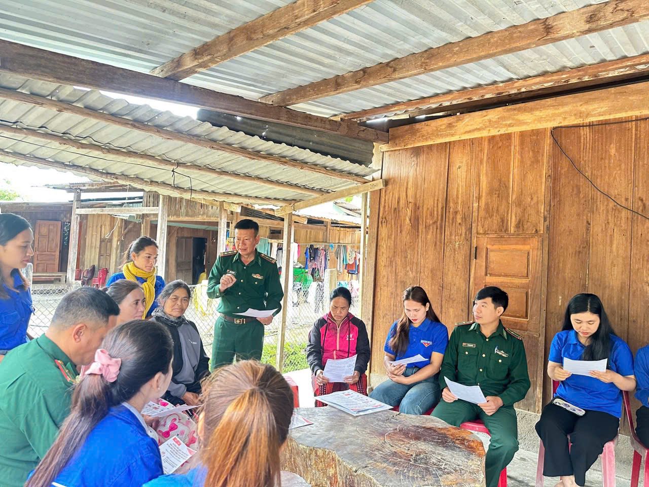 Bộ đội biên phòng “đi từng ngõ, gõ từng nhà” tuyên truyền bầu cử ở biên giới - Ảnh 5.