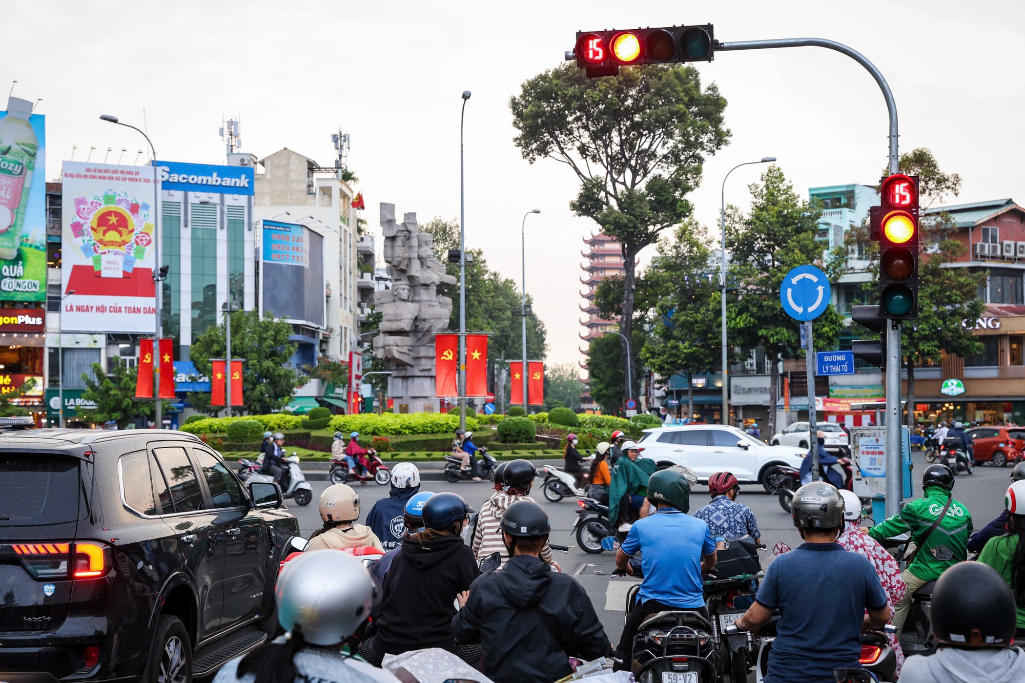 Giải pháp hóa giải ùn tắc giao thông tại vòng xoay trung tâm TP . HCM 2026 - Ảnh 2.