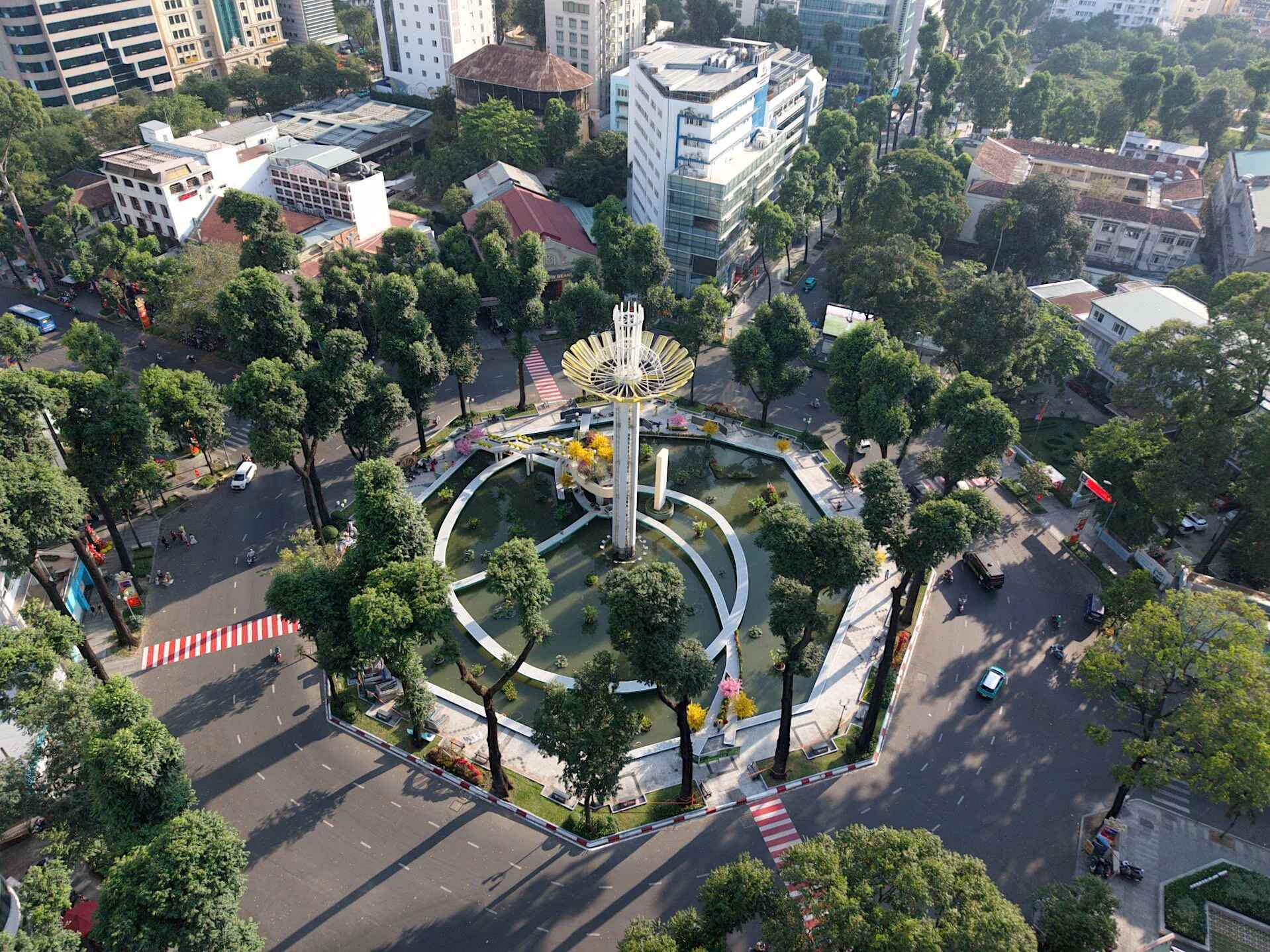 Giải pháp hóa giải ùn tắc giao thông tại vòng xoay trung tâm TP . HCM 2026 - Ảnh 3.