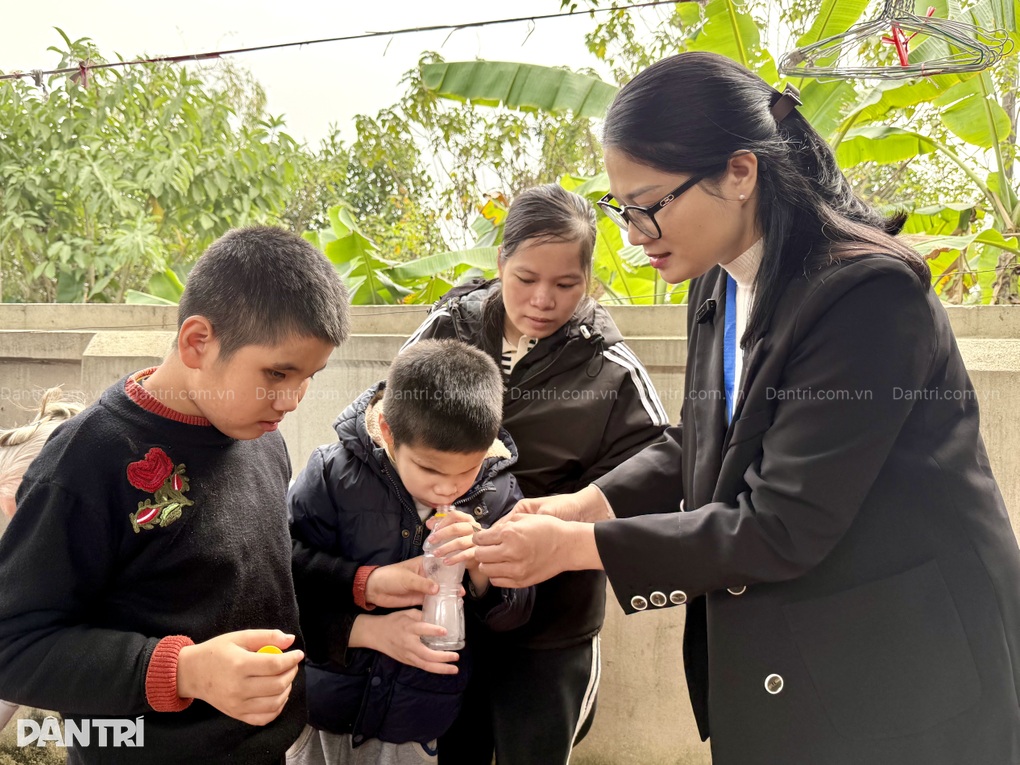 Khó khăn chồng chất khi gia đình có 3 người khiếm thị, thiểu năng trí tuệ - 5