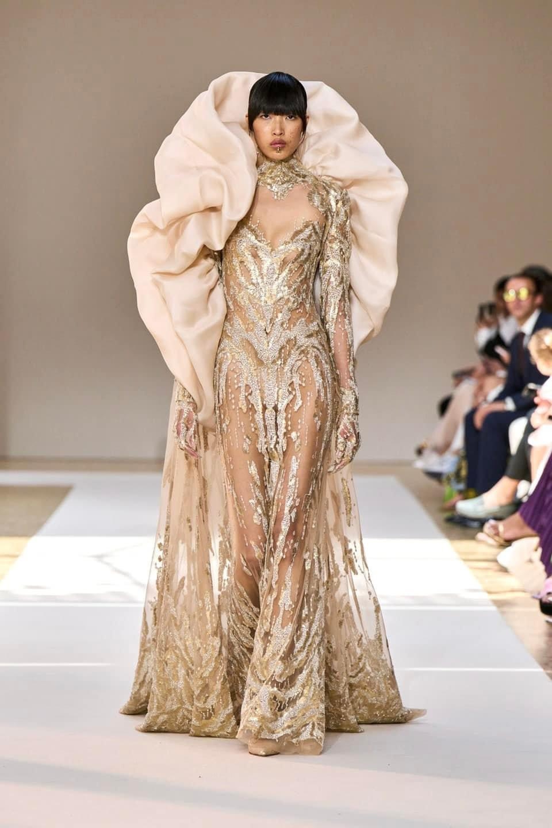 Người mẫu Việt gây chú ý ở Paris với màn catwalk được so với báo đen - 6 Người mẫu Việt gây chú ý ở Paris với màn catwalk được so với báo đen - 6