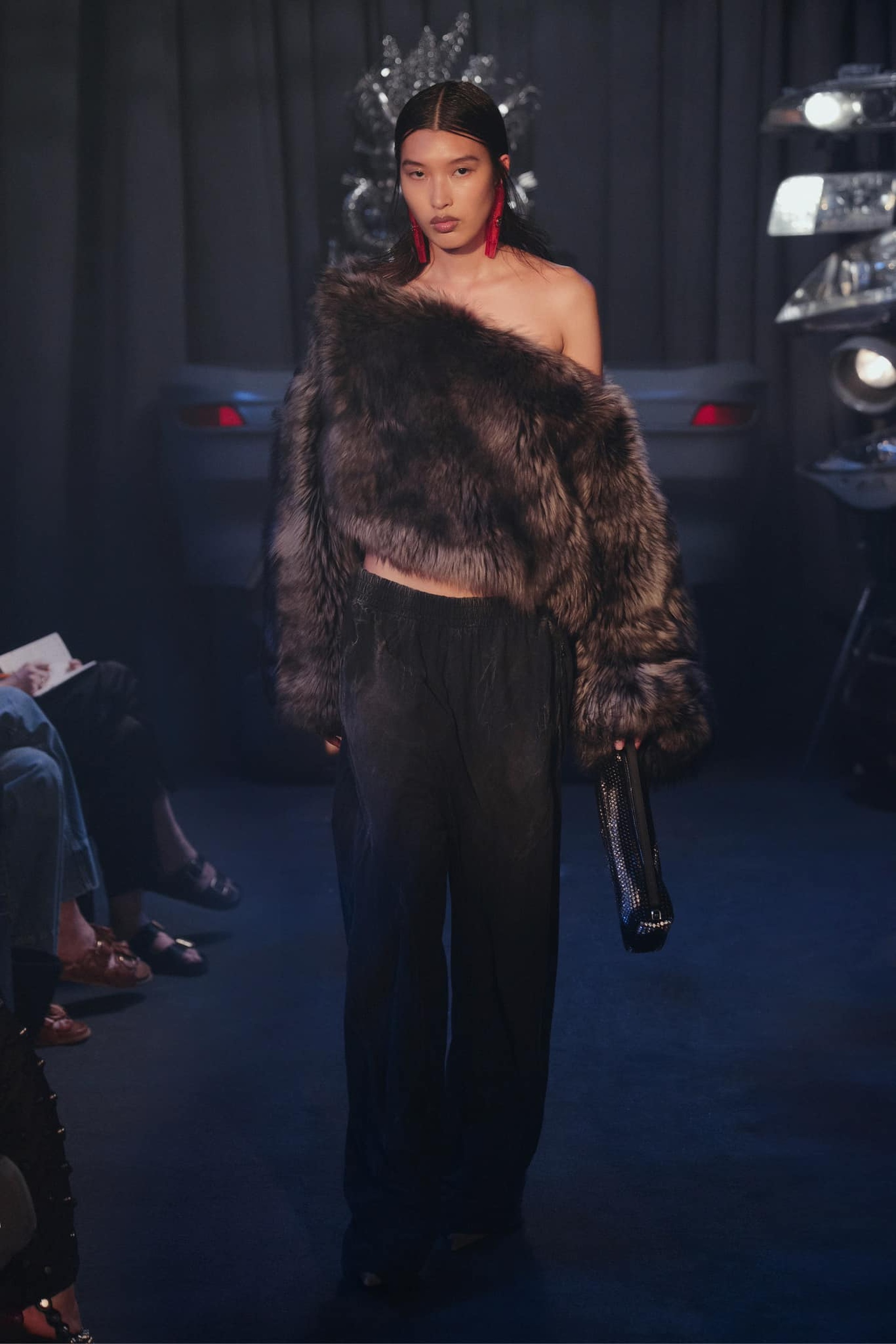 Người mẫu Việt gây chú ý ở Paris với màn catwalk được so với báo đen - 8 Người mẫu Việt gây chú ý ở Paris với màn catwalk được so với báo đen - 8