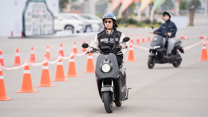 Những mẫu xe máy điện không cần bằng lái- Ảnh 2.