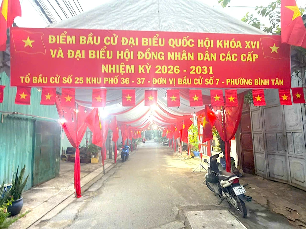 Tổ bầu cử số 25, phường Bình Tân dựng hẳn "rạp cưới" trong ngày bầu cử toàn dân. Ảnh: TRỌNG TRÍ bau-cu-binhtan-ctvlethoa-1.jpg