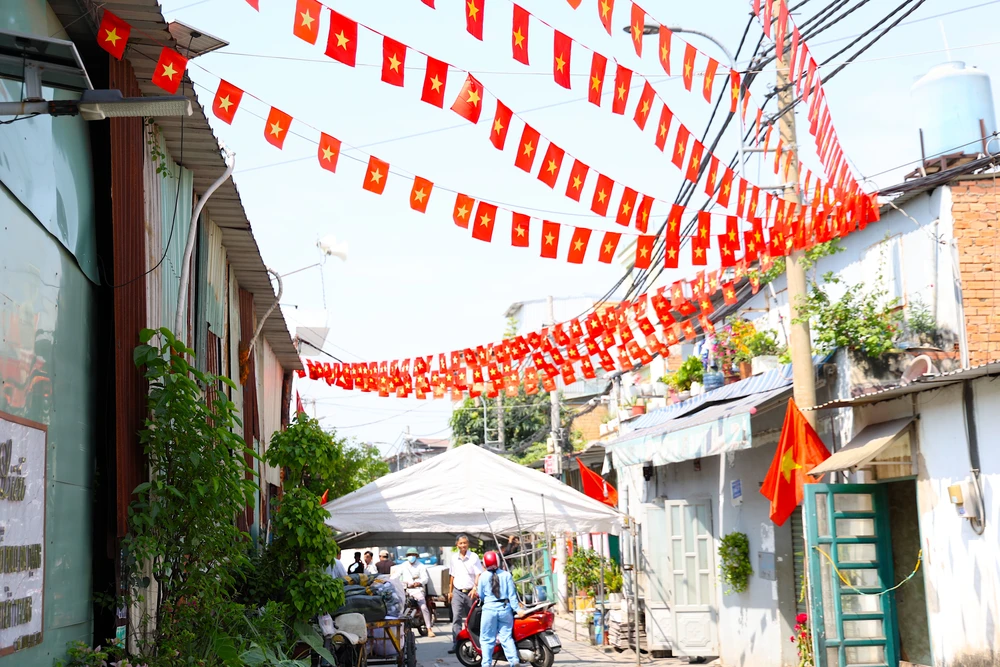 Con hẻm nhỏ trước trụ sở khu phố bừng sáng khi rạp bắt đầu dựng lên. Ảnh: LÊ THOA bau-cu-lethoa-42.JPG