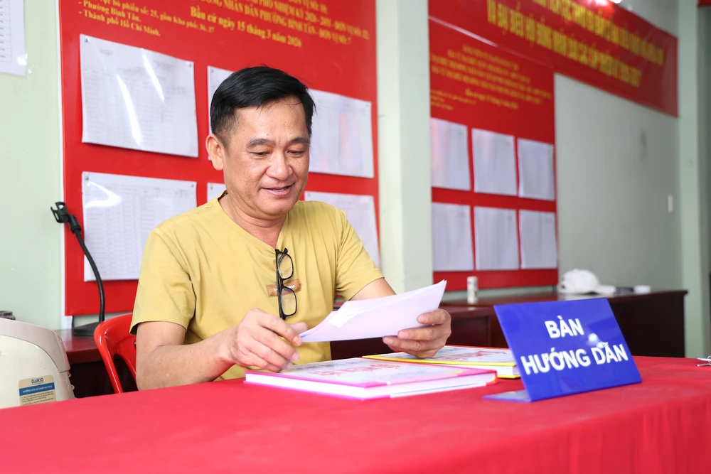 Ông Nguyễn Trọng Trí, Bí thư Chi bộ khu phố 37, Tổ trưởng Tổ bầu cử số 25, sắp xếp điểm bầu cử của mình. Ảnh: LÊ THOA bau-cu-lethoa-46.JPG