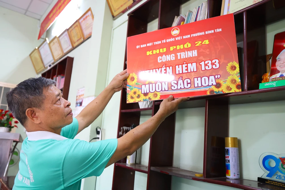 Ông Nguyễn Thế Hải, Bí thư Chi bộ khu phố 24, thành viên Tổ bầu cử số 18, sắp xếp lại các vật trang trí. Ảnh: LÊ THOA bau-cu-lethoa-33.JPG