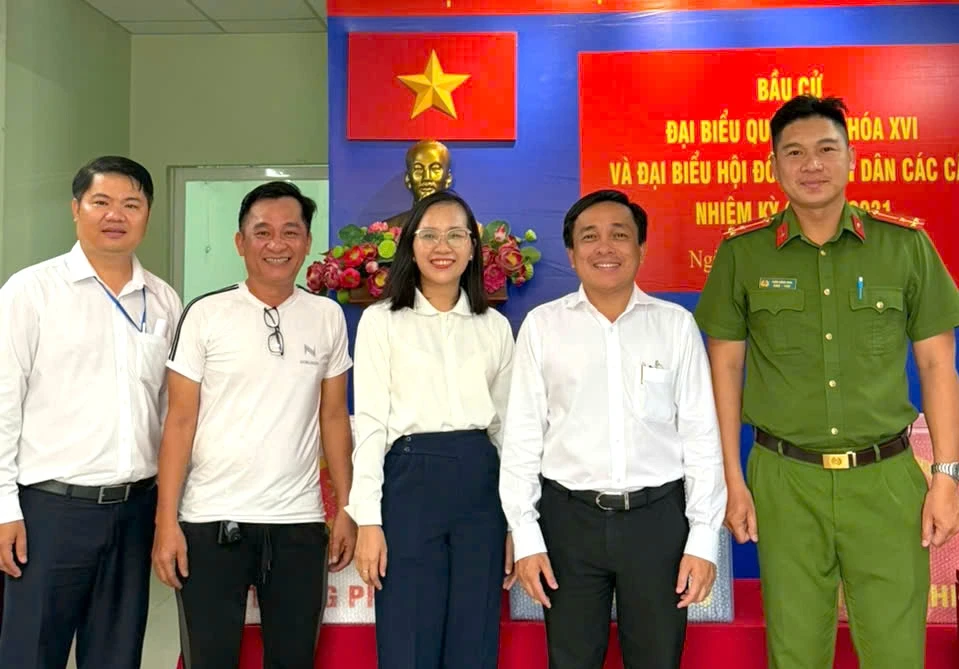 Ông Nguyễn Văn Sử, Chủ tịch UBND phường Bình Tân (thứ hai từ phải sang) và bà Phạm Thị Tuyết Nga, Phó Chủ tịch UBND phường Bình Tân (thứ ba từ phải sang) kiểm tra các điểm bỏ phiếu. PHUONG-BINH-TAN.jpg