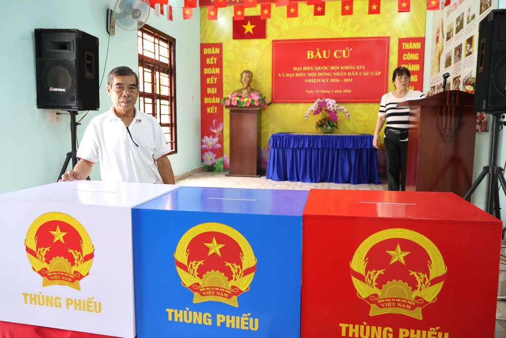 Bên cạnh 3 thùng phiếu chính, tổ bầu cử còn chuẩn bị thùng phiếu nhỏ để mang đến tận nhà người dân. Ảnh: LÊ THOA bau-cu-lethoa-47.JPG