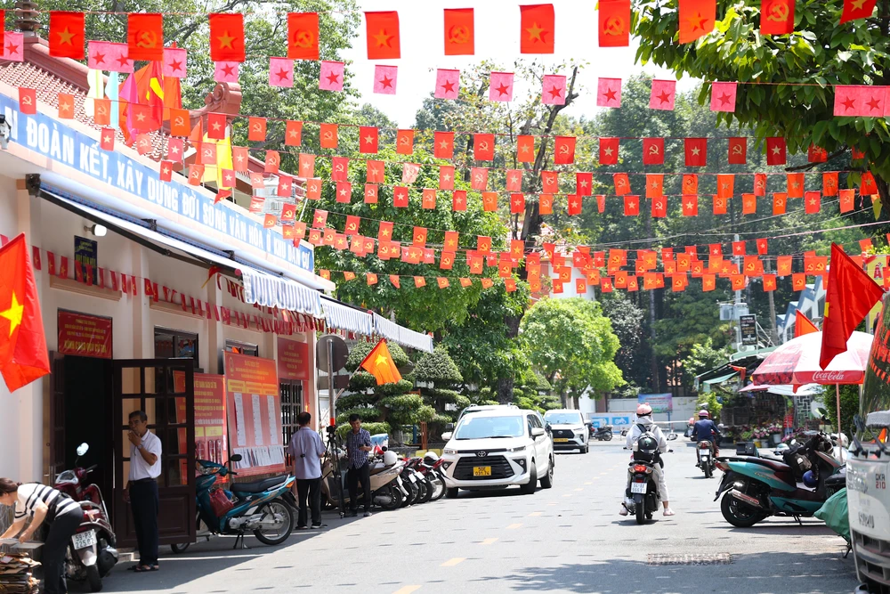 Phía trước điểm bầu cử rực rỡ cờ hoa. Ảnh: LÊ THOA bau-cu-lethoa-48.JPG