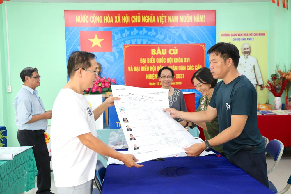 Tổ bầu cử số 1, phường An Lạc trong quá trình trang trí. Ảnh: LÊ THOA bau-cu-lethoa-14.JPG