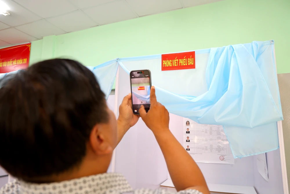 Phòng viết phiếu bầu tại điểm bầu cử số 1, phường An Lạc. Ảnh: LÊ THOA bau-cu-lethoa-7.JPG