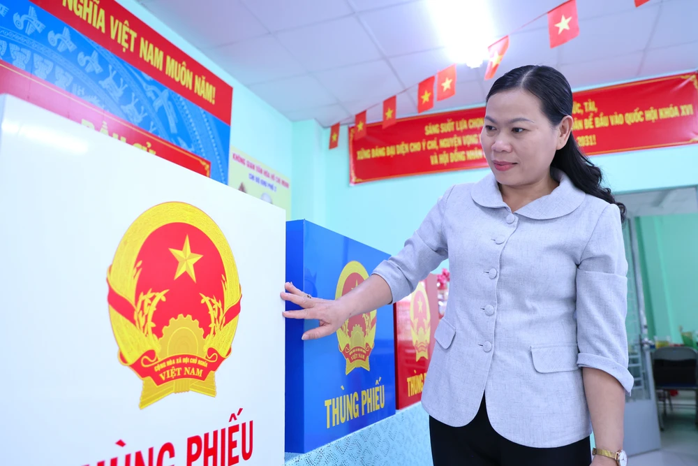 Bà Huỳnh Thị Cẩm Tú, Phó Chủ tịch UBND phường An Lạc, kiểm tra công tác chuẩn bị của tổ bầu cử số 1. Ảnh: LÊ THOA bau-cu-lethoa-3.JPG