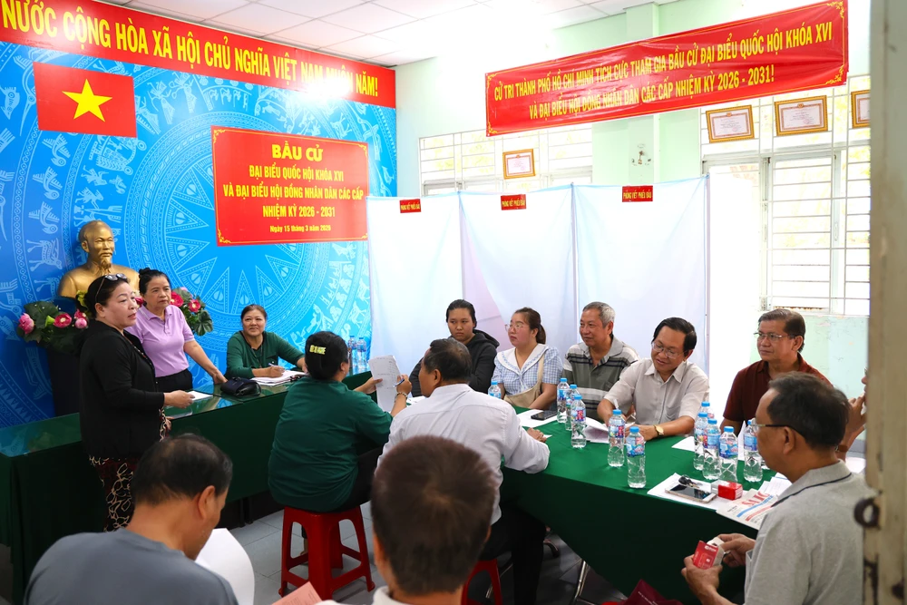 Tổ bầu cử số 3, phường An Lạc họp bàn công việc trước giờ G. Ảnh: LÊ THOA bau-cu-lethoa-19.JPG