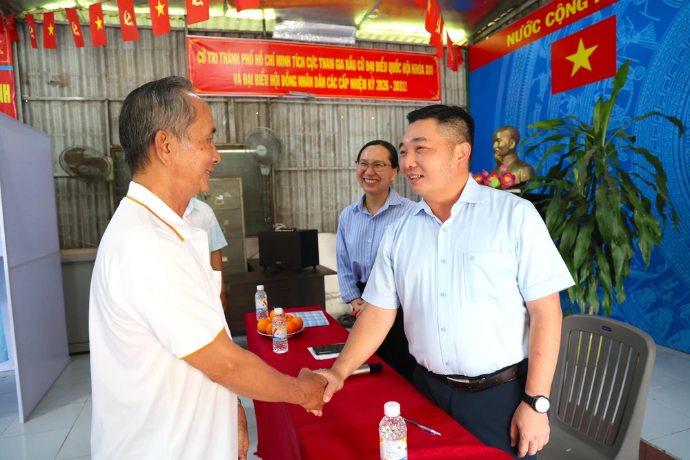 Ông Lê Trương Hải Hiếu, Bí thư Đảng ủy, Chủ tịch HĐND phường An Lạc, Chủ tịch Ủy ban bầu cử phường An Lạc, trao đổi với cử tri tại điểm bầu cử số 41. Ảnh: LÊ THOA bau-cu-lethoa-24.JPG