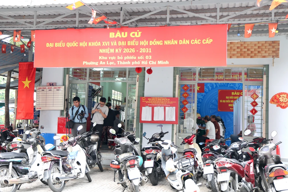 Các công tác tất bật khiến điểm bỏ phiếu số 3, phường An Lạc lúc nào cũng nhộn nhịp. Ảnh: LÊ THOA bau-cu-lethoa-20.JPG