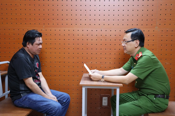 Bắt nhiều người trong nhóm dàn cảnh cướp giật tài sản tại khu Liên Hoa Bảo Tháp 3 Bắt nhiều người trong nhóm dàn cảnh cướp giật tài sản tại khu Liên Hoa Bảo Tháp - Ảnh 3.