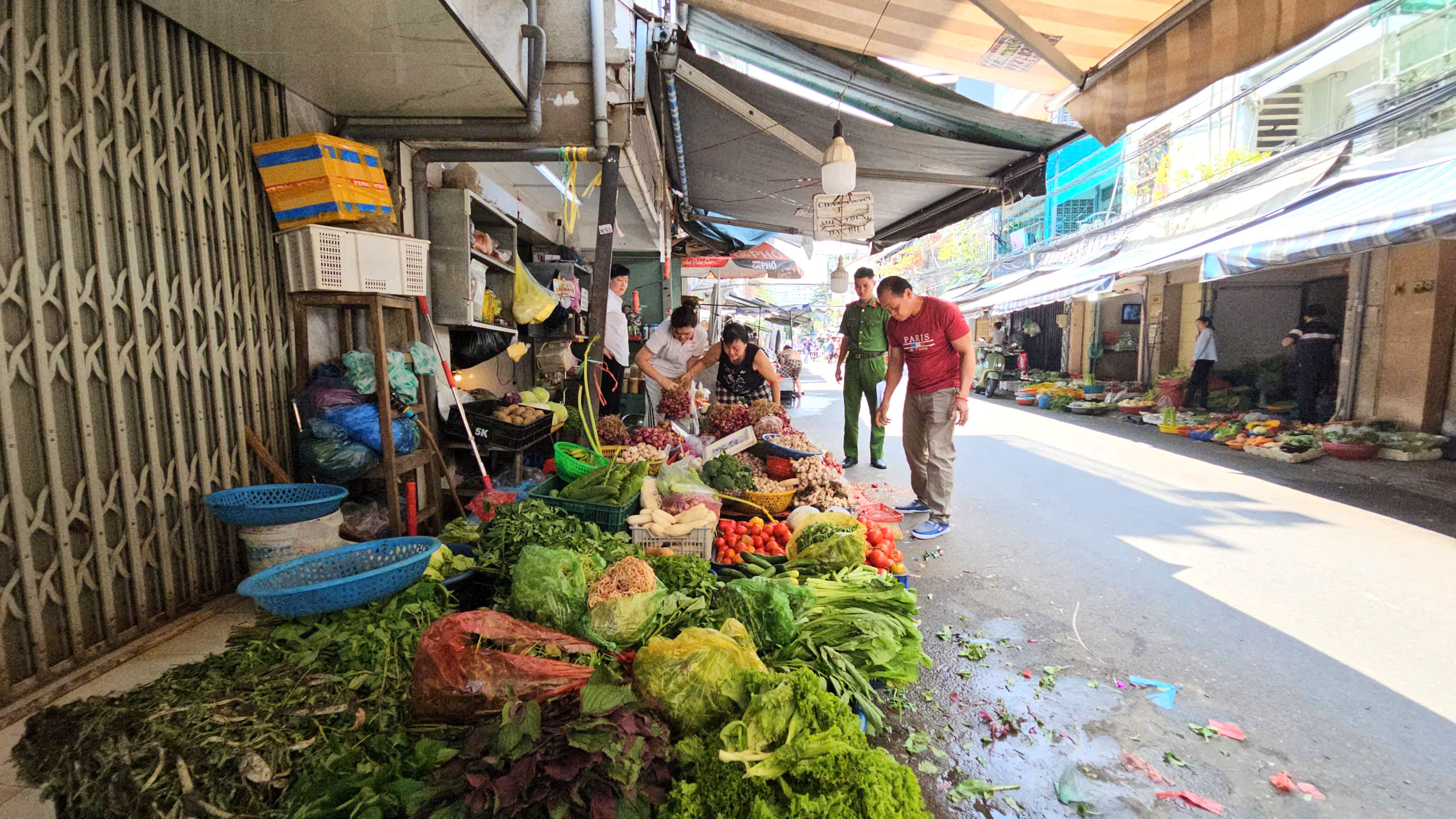 Phường Thạnh Mỹ Tây: Lắng nghe để xử lý dứt điểm lấn chiếm vỉa hè, lòng đường- Ảnh 2. Phường Thạnh Mỹ Tây: Lắng nghe để xử lý dứt điểm lấn chiếm vỉa hè, lòng đường- Ảnh 2.