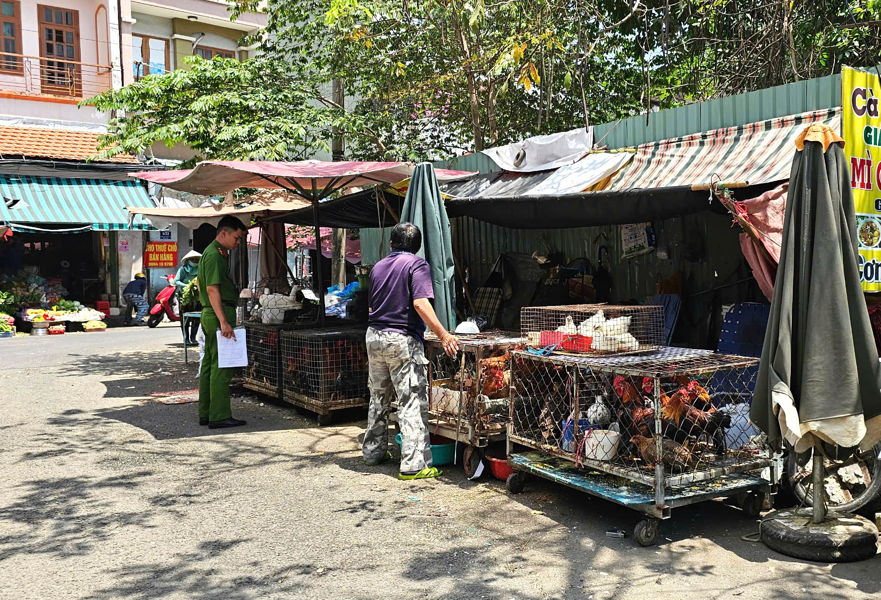 Phường Thạnh Mỹ Tây: Lắng nghe để xử lý dứt điểm lấn chiếm vỉa hè, lòng đường- Ảnh 3. Phường Thạnh Mỹ Tây: Lắng nghe để xử lý dứt điểm lấn chiếm vỉa hè, lòng đường- Ảnh 3.