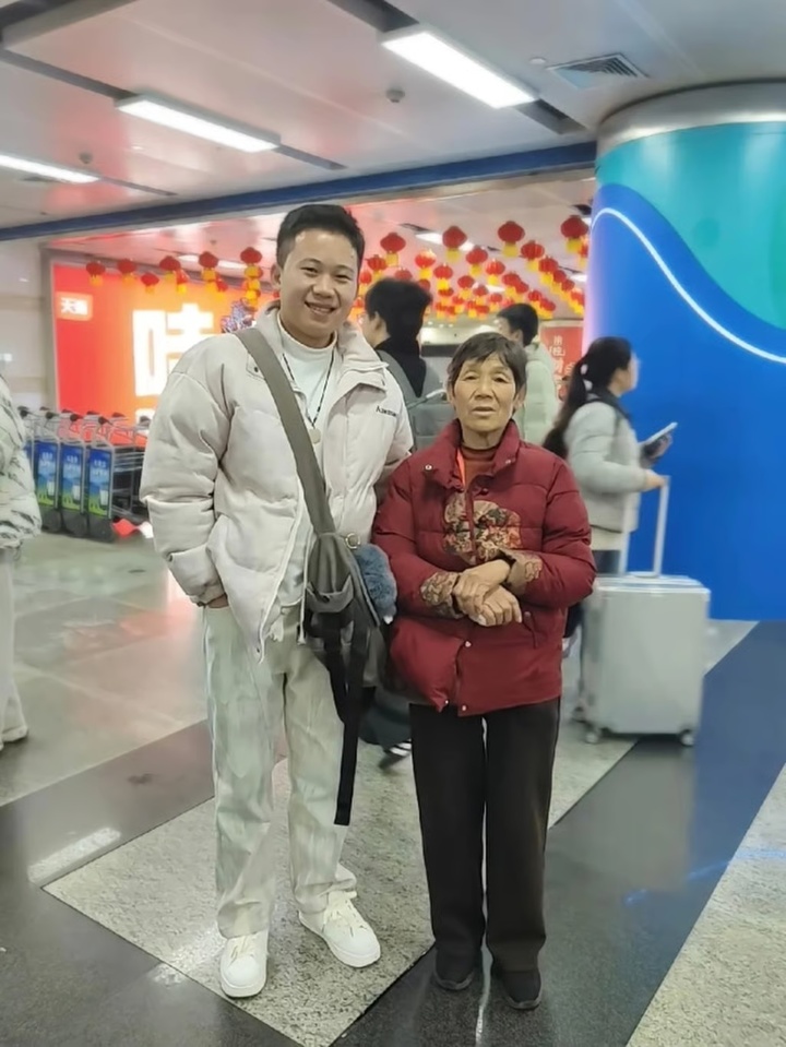 Mẹ vợ mù chữ lần đầu đi máy bay, chàng rể chu đáo dán “lá thư cầu cứu” lên vali- Ảnh 3.