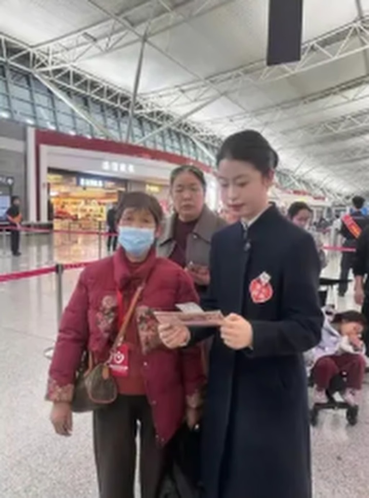 Mẹ vợ mù chữ lần đầu đi máy bay, chàng rể chu đáo dán “lá thư cầu cứu” lên vali- Ảnh 4.