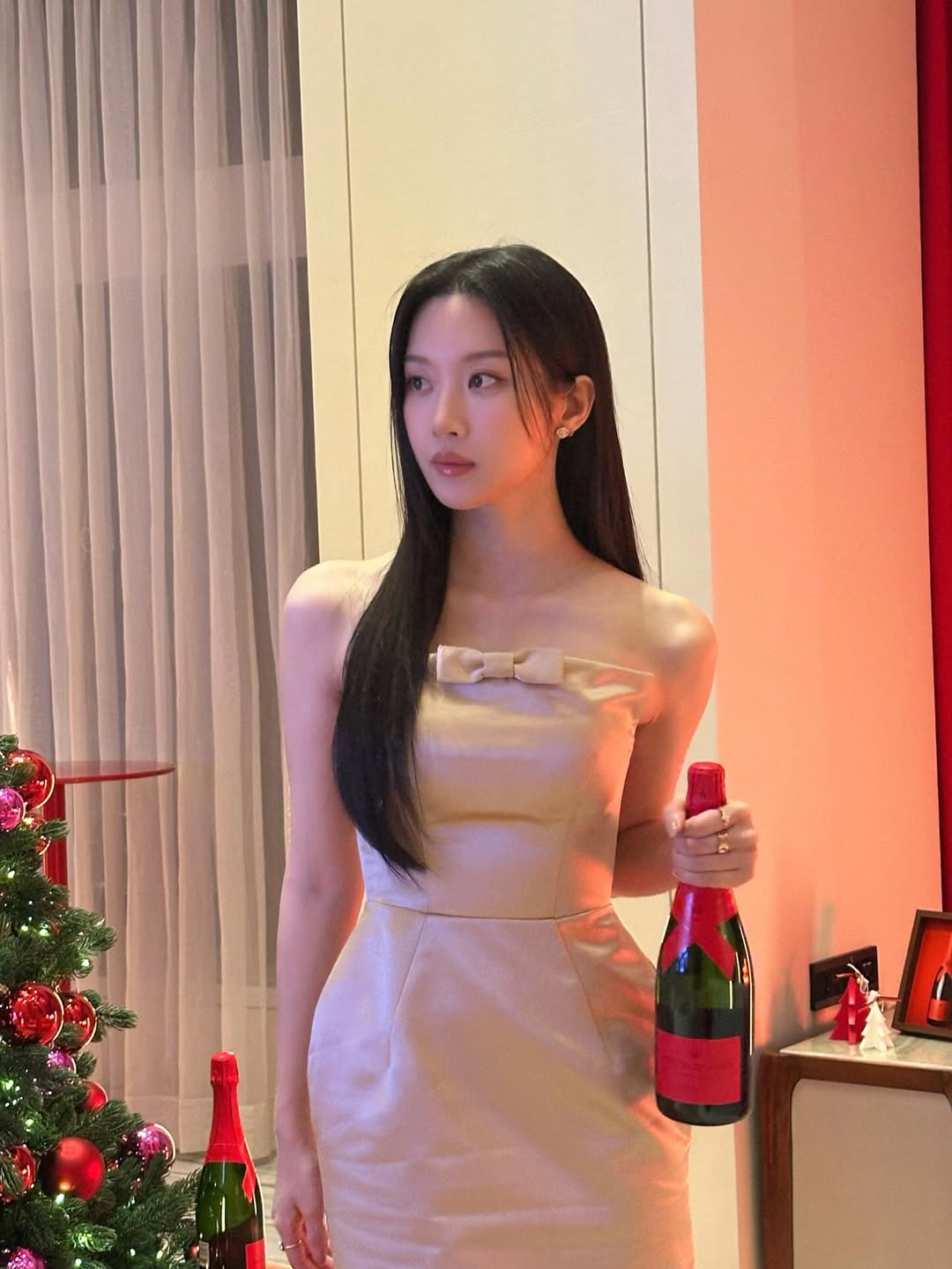 Nữ chính phim Hàn gây sốt Việt Nam: Nhan sắc mỏng manh nhìn muốn che chở, gu thời trang 