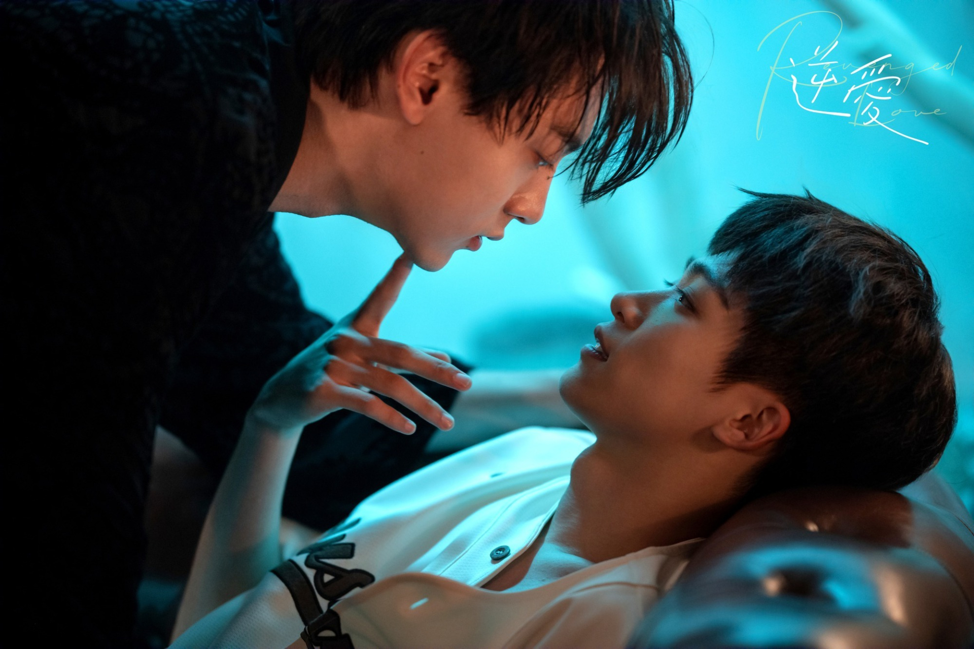 Hot girl 2,3 triệu follow livestream phát tán ảnh thân mật với 