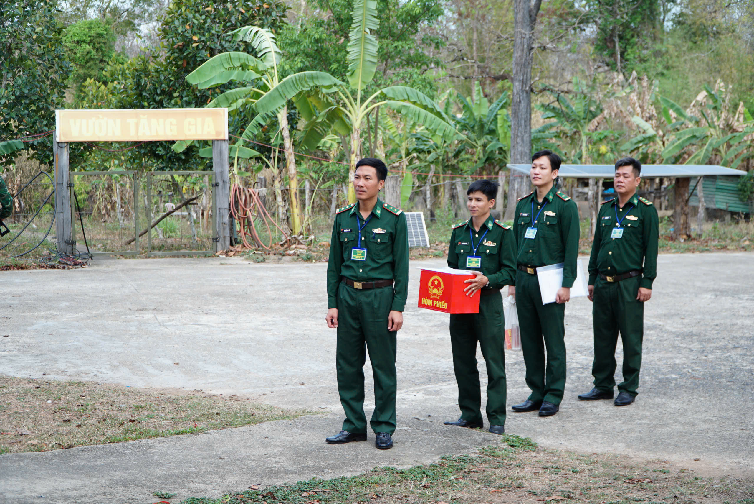 Bầu cử Quốc hội: Hòm phiếu lưu động đến vùng biên giới- Ảnh 3. Bầu cử Quốc hội: Hòm phiếu lưu động đến vùng biên giới- Ảnh 3.