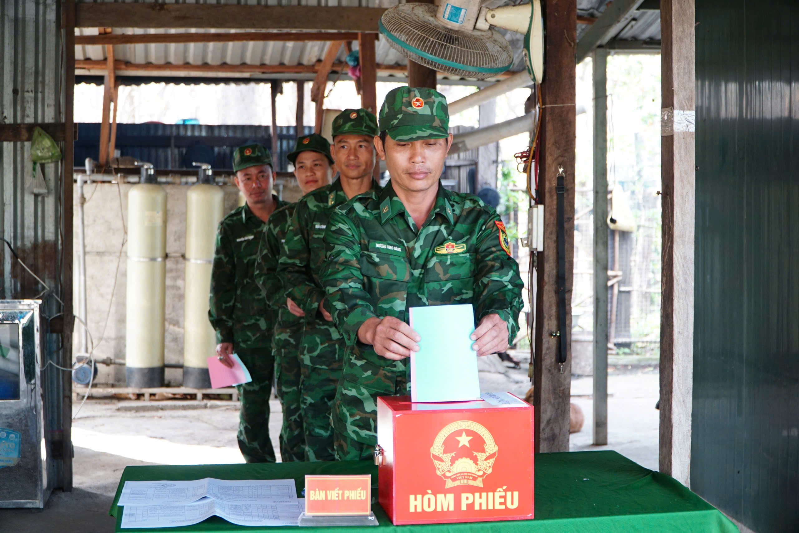 Bầu cử Quốc hội: Hòm phiếu lưu động đến vùng biên giới- Ảnh 6. Bầu cử Quốc hội: Hòm phiếu lưu động đến vùng biên giới- Ảnh 6.