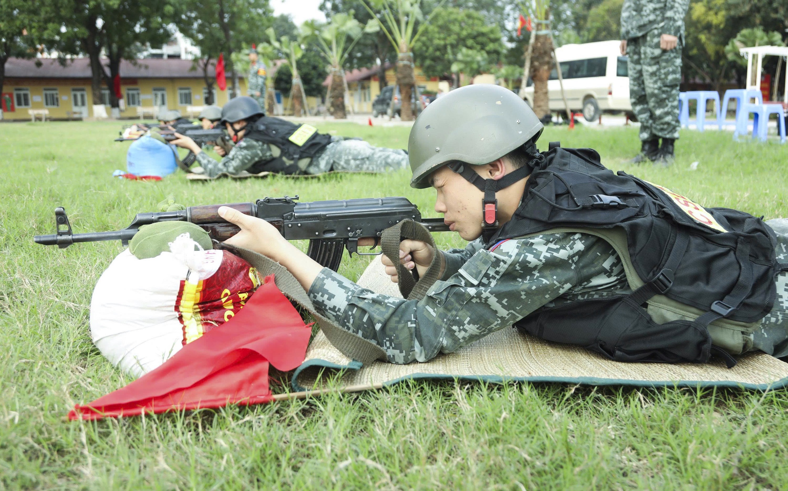 Cảnh sát đặc nhiệm tinh nhuệ sẵn sàng đảm bảo an ninh tuyệt đối ngày bầu cử - Ảnh 4.