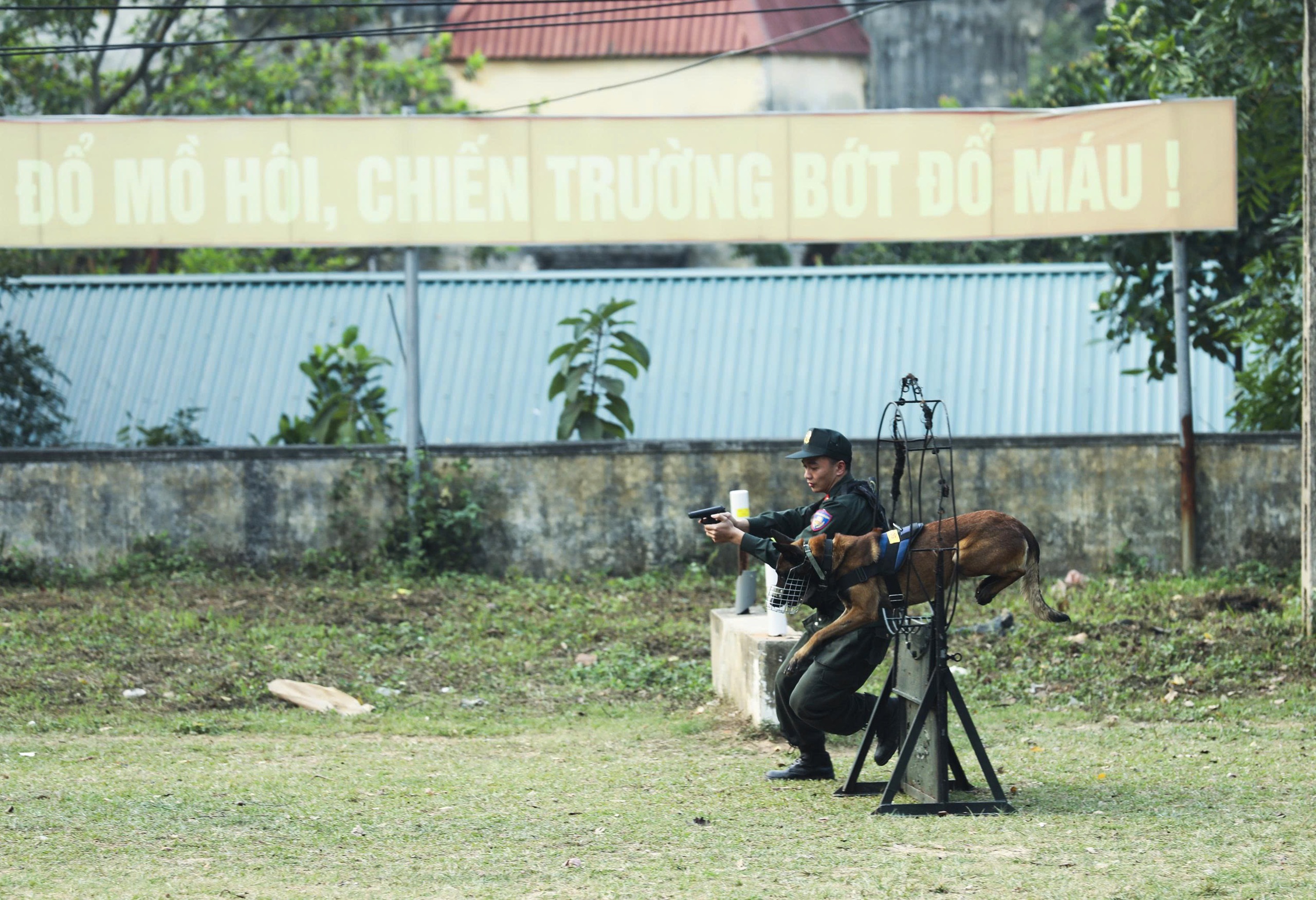 Cảnh sát đặc nhiệm tinh nhuệ sẵn sàng đảm bảo an ninh tuyệt đối ngày bầu cử - Ảnh 11.