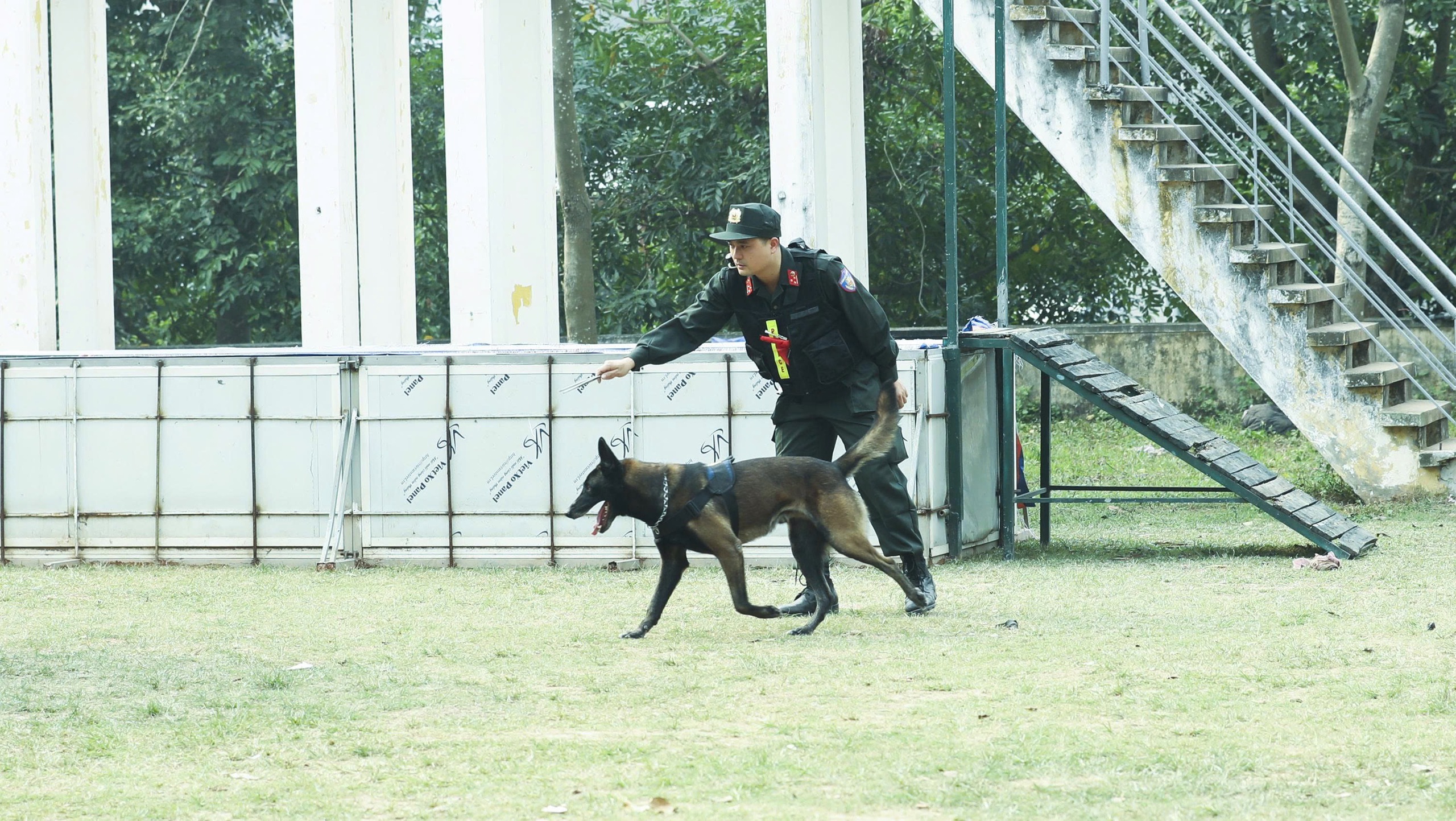 Cảnh sát đặc nhiệm tinh nhuệ sẵn sàng đảm bảo an ninh tuyệt đối ngày bầu cử - Ảnh 12.