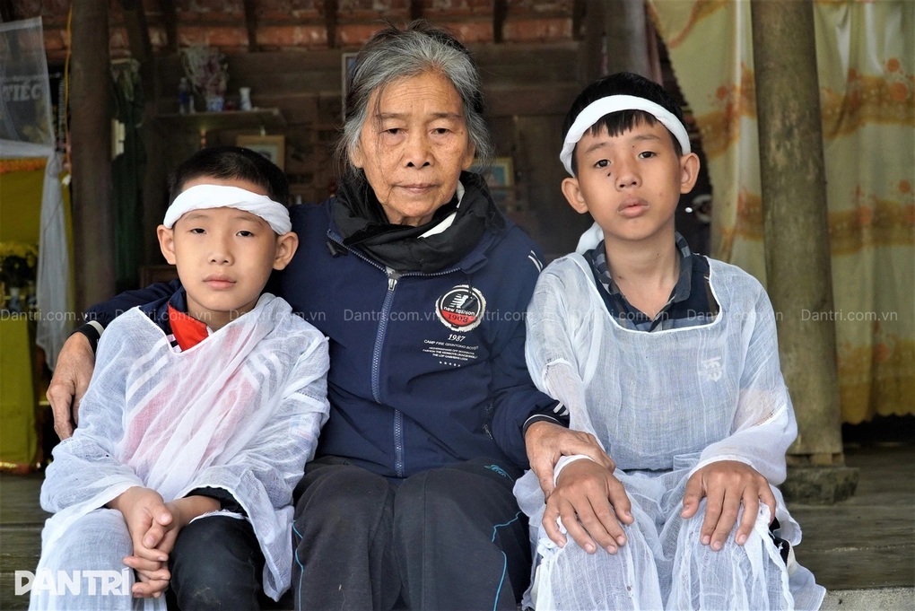 Hai anh em mồ côi bố ở Hà Tĩnh được giúp đỡ hơn 227 triệu đồng - 4